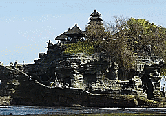 Den thieng tren dao da giua bien o thien duong du lich Bali hinh anh