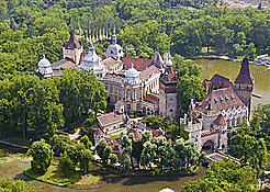 Lau dai ket hop 21 net kien truc khac nhau o Hungary hinh anh