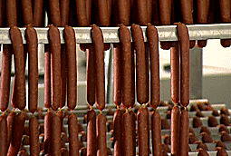 Xuc xich kho pepperoni tu thit xay tron ot cua My duoc lam ra sao? hinh anh