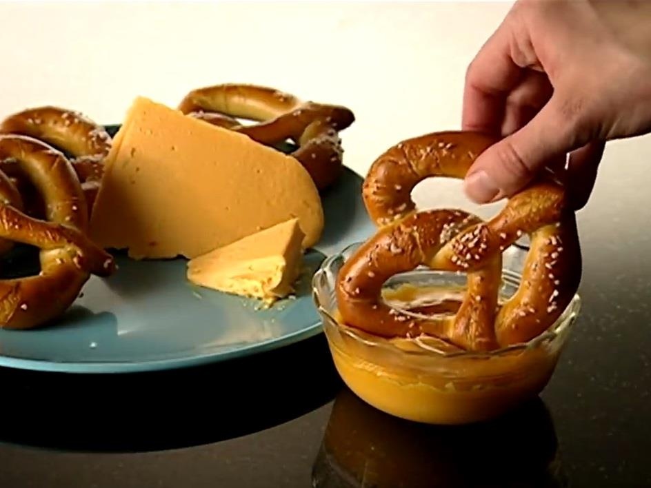 Banh vong xoan hinh nut thung pretzel pho bien o My duoc lam ra sao? hinh anh