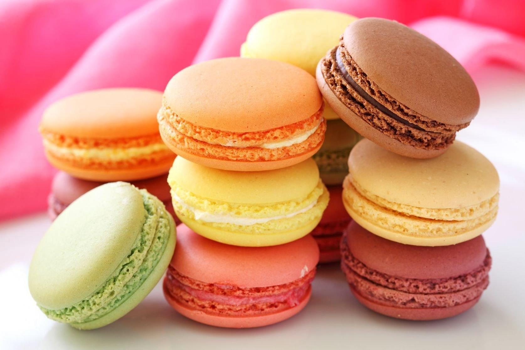 Banh macaron ruc ro, noi tieng kho lam cua Phap duoc san xuat ra sao? hinh anh