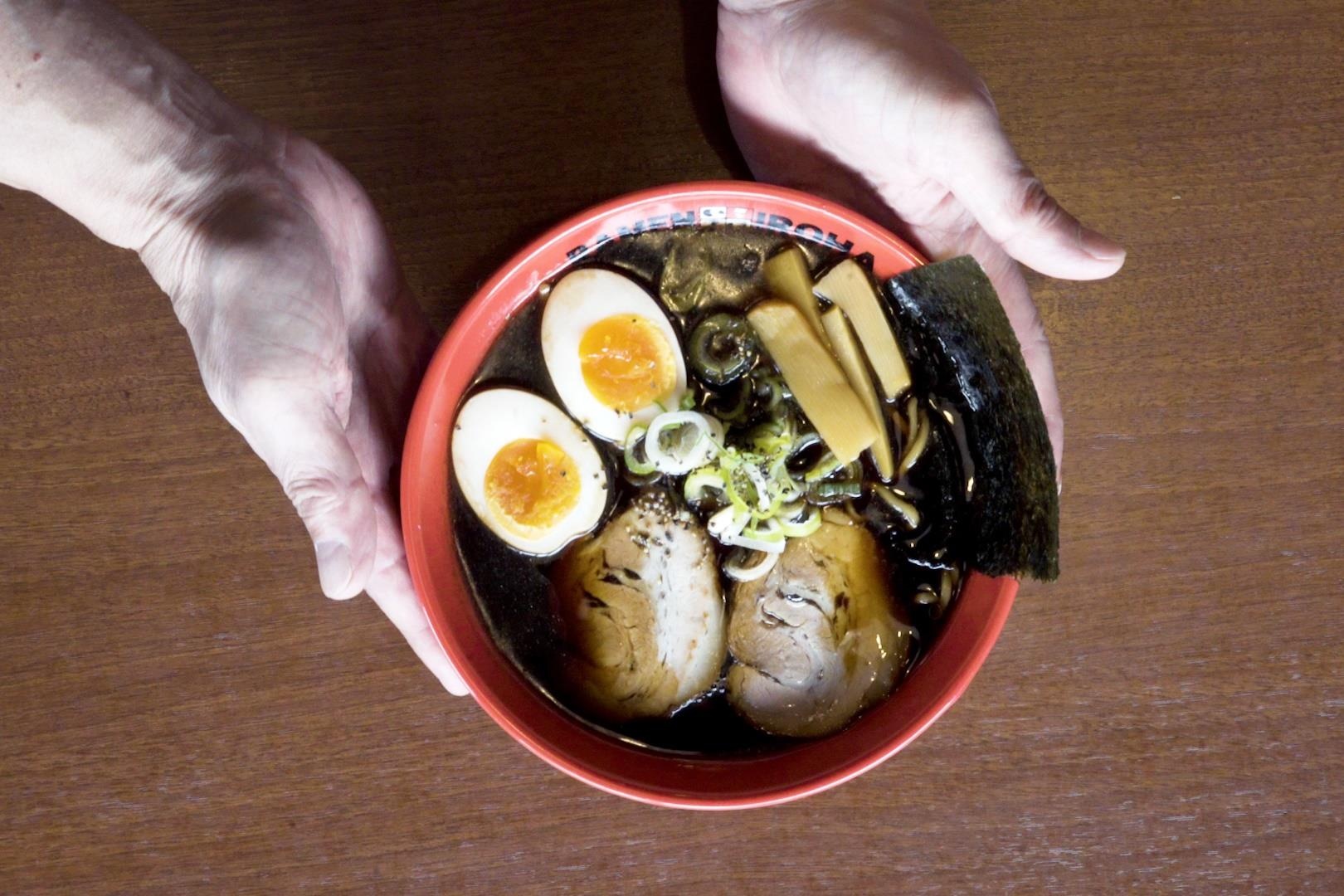 Bi mat phia sau mon mi ramen den doc dao o Nhat Ban hinh anh