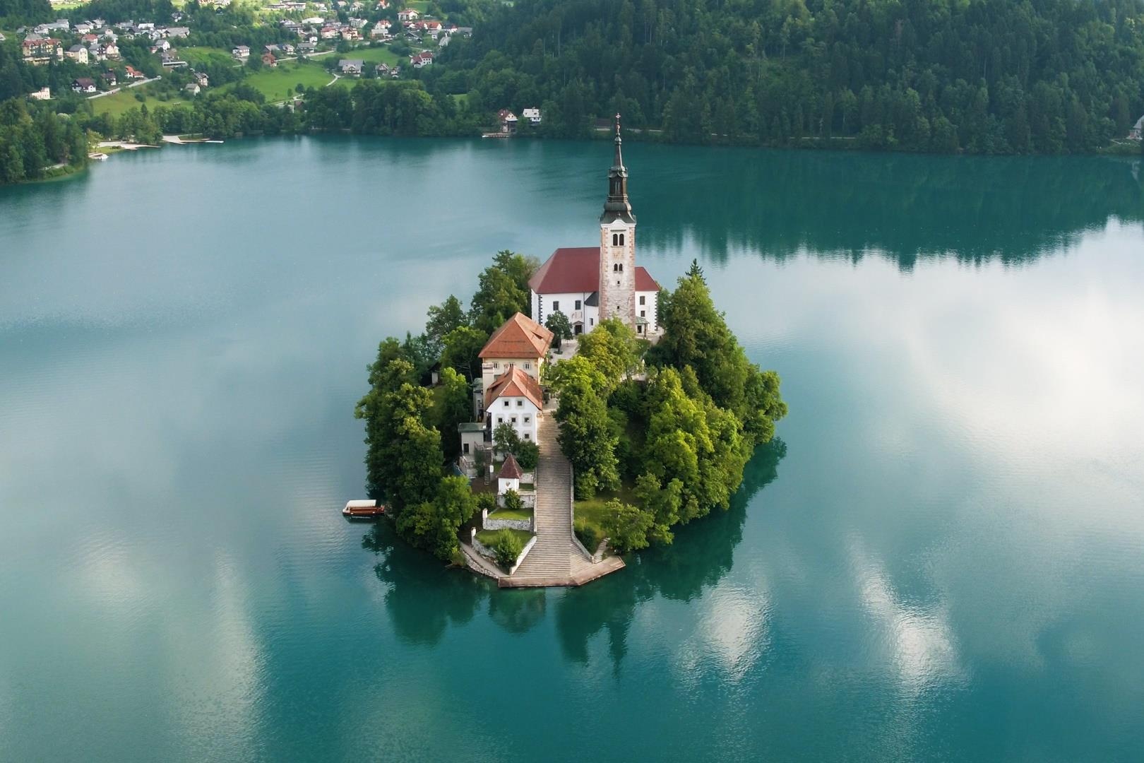 Nha tho huyen thoai giua ho nuoc xanh ngoc luc bao o Slovenia hinh anh