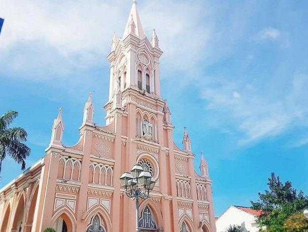 Ngoai Da Lat, thanh pho mien Trung nao cung co nha tho Con Ga? hinh anh