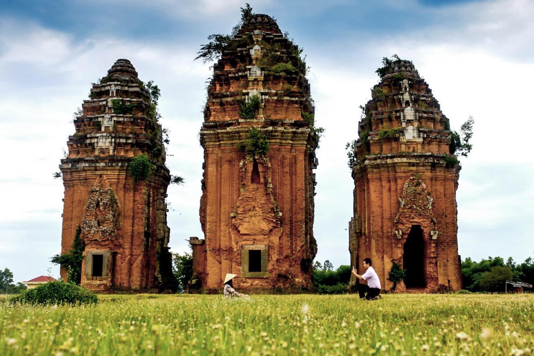 Ngoi thap gach cao nhat Dong Nam A nam o tinh mien Trung nao? hinh anh