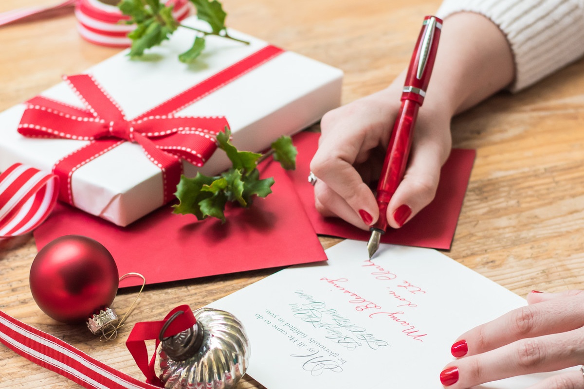 Dien mao tam thiep Giang sinh dau tien tren the gioi ra sao? hinh anh