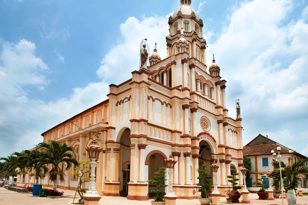 3 nha tho noi tieng o mien Tay de check-in dip Giang sinh hinh anh