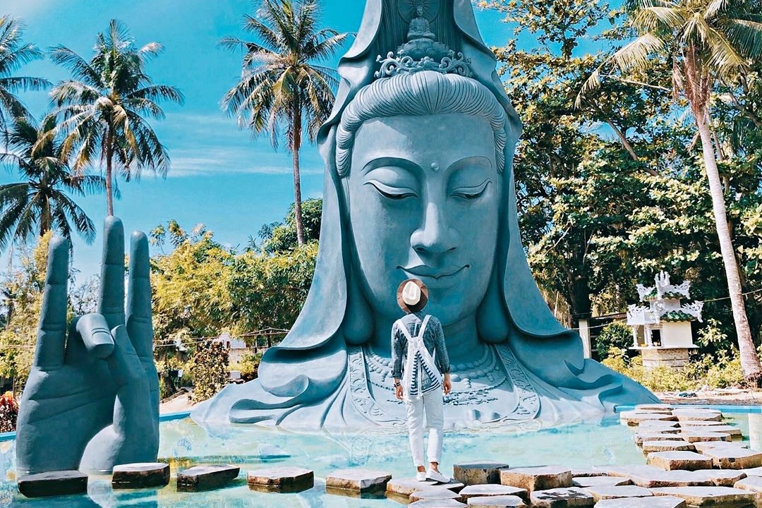 Chua Phu Yen co tuong Phat Ba nhu an minh duoi nuoc hinh anh