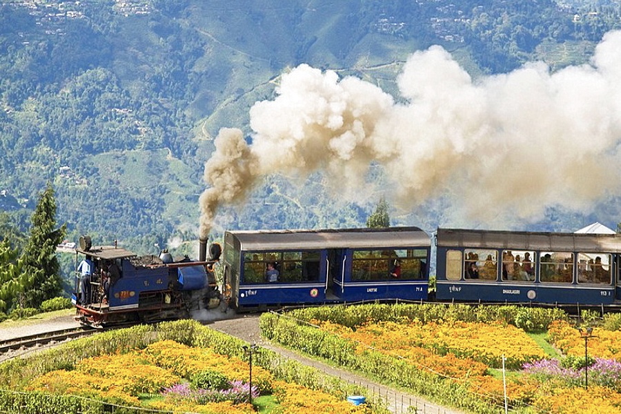 Duong sat tram nam tuoi van vuot qua doi nui cao o An Do hinh anh