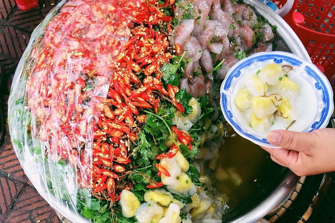 Banh loc tran 2 loai nhan va loat mon phai thu o cho Dong Ba hinh anh