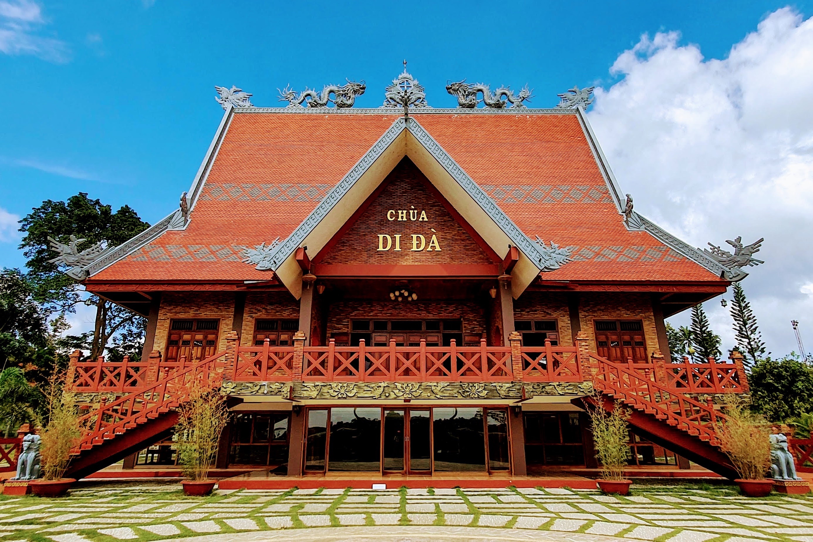 Ngoi chua mang dang dap nha san o Lam Dong hinh anh