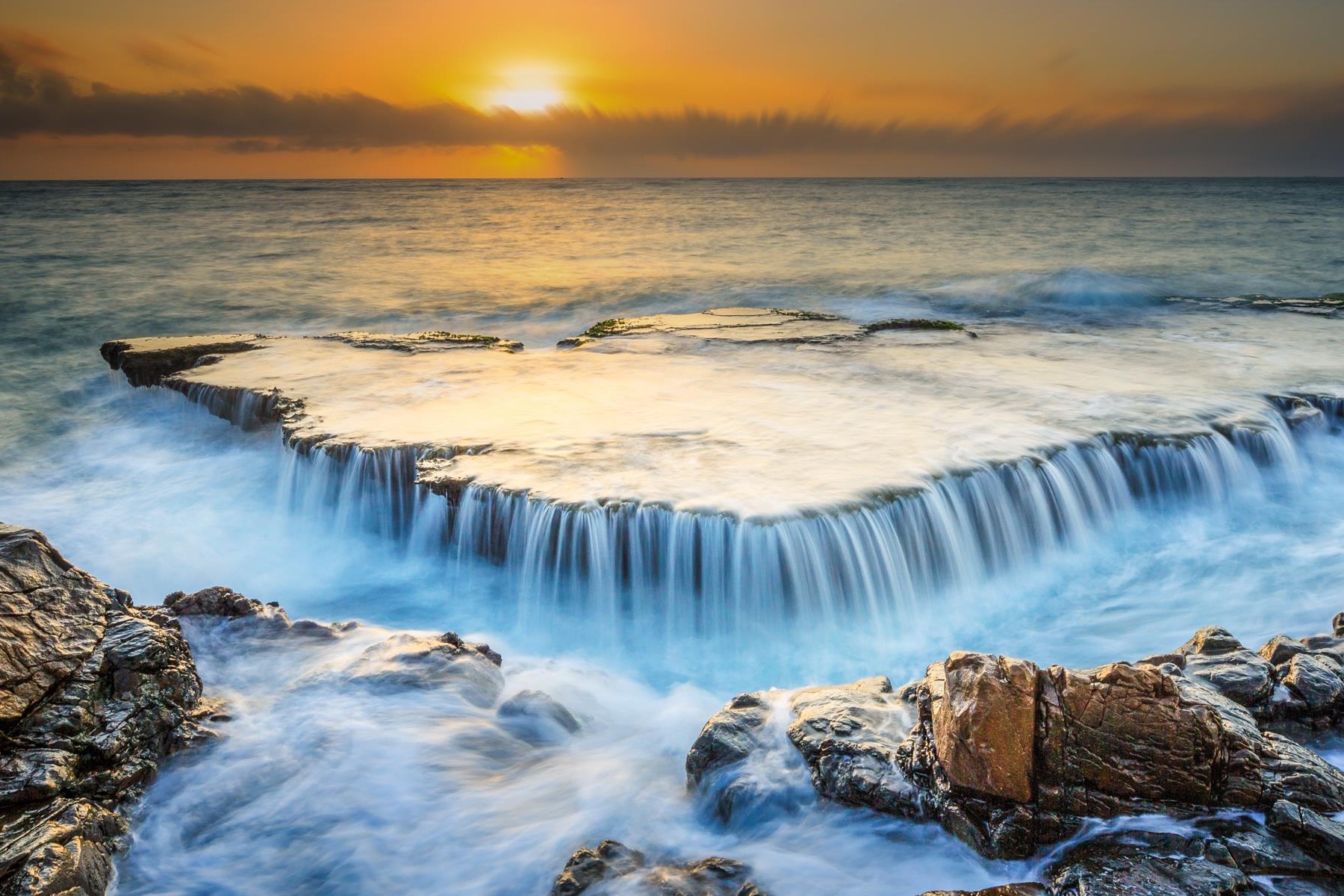 Noi duoc menh danh thac tren bien o Ninh Thuan hinh anh