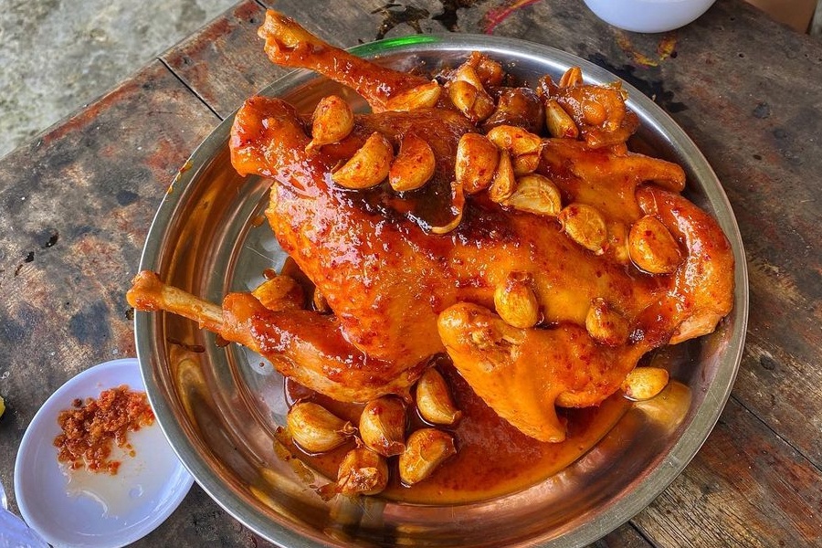 Dac san ga hap toi o Hon Son hinh anh