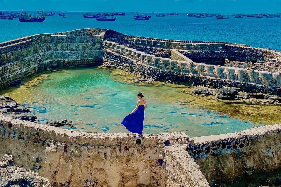 Ho tren bien hut gioi tre check-in o dao Phu Quy hinh anh