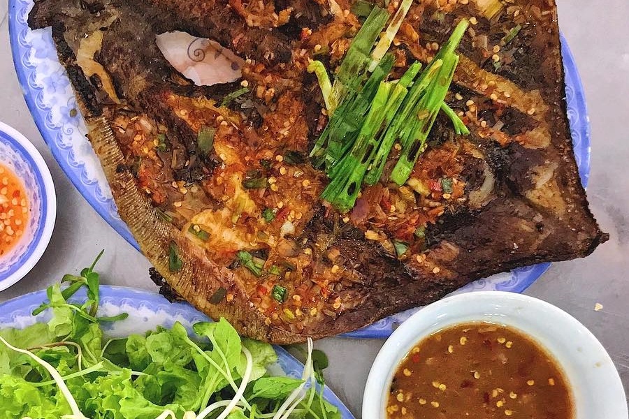 Dac san ca duoi nuong o Da Nang hinh anh