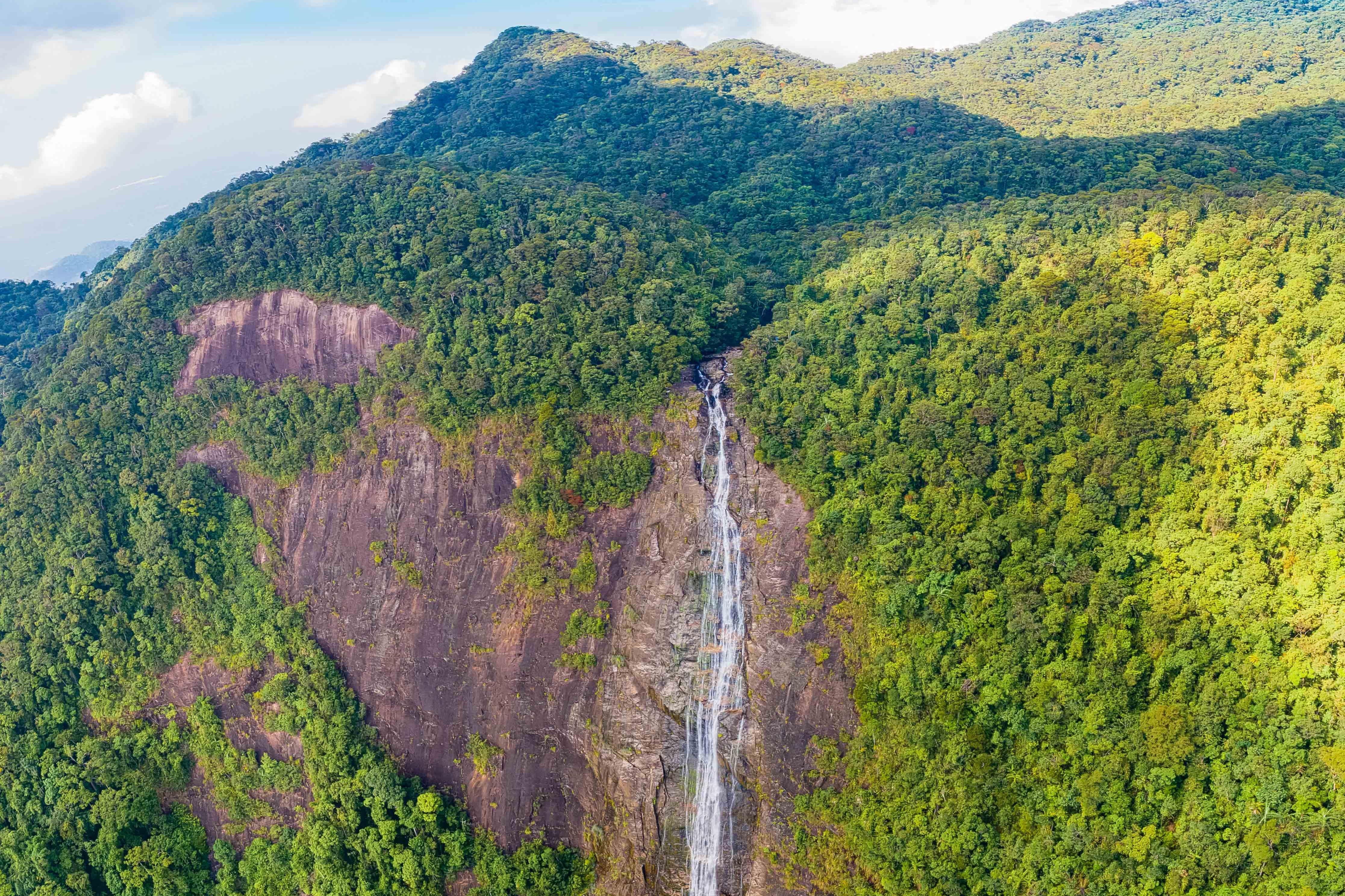 Thac Do Quyen cao hon 300 m nam o dau? hinh anh