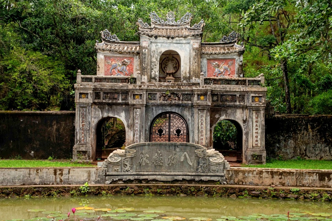 Ngoi chua o Hue co khu mo thai giam trieu Nguyen hinh anh