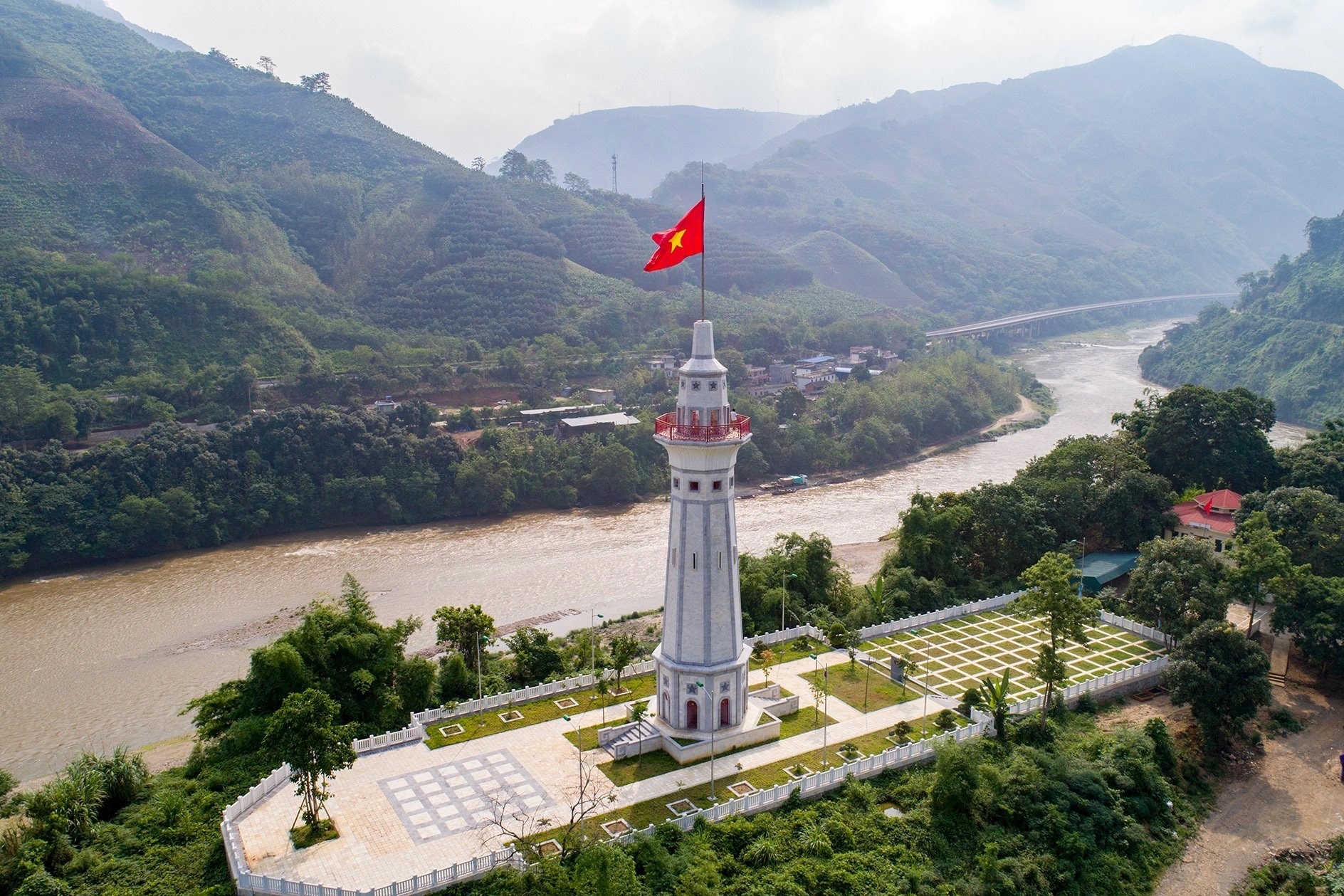 'Noi con song Hong chay vao dat Viet' nam o dau? hinh anh