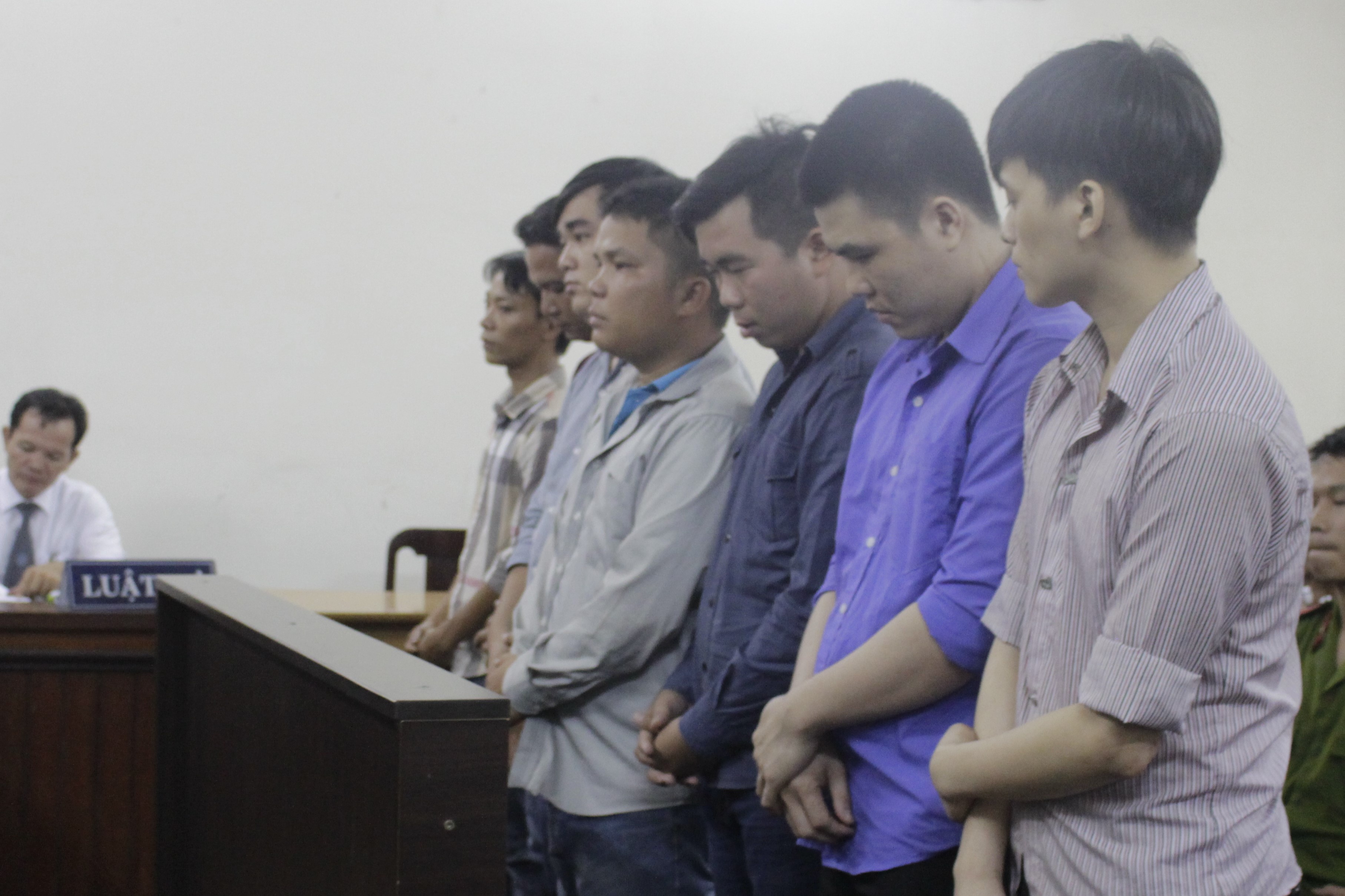 Nhom thanh nien chem guc doi thu vi mau thuan tren san co hinh anh