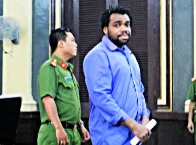 Nam giao vien day tieng Anh di ban ma tuy hinh anh