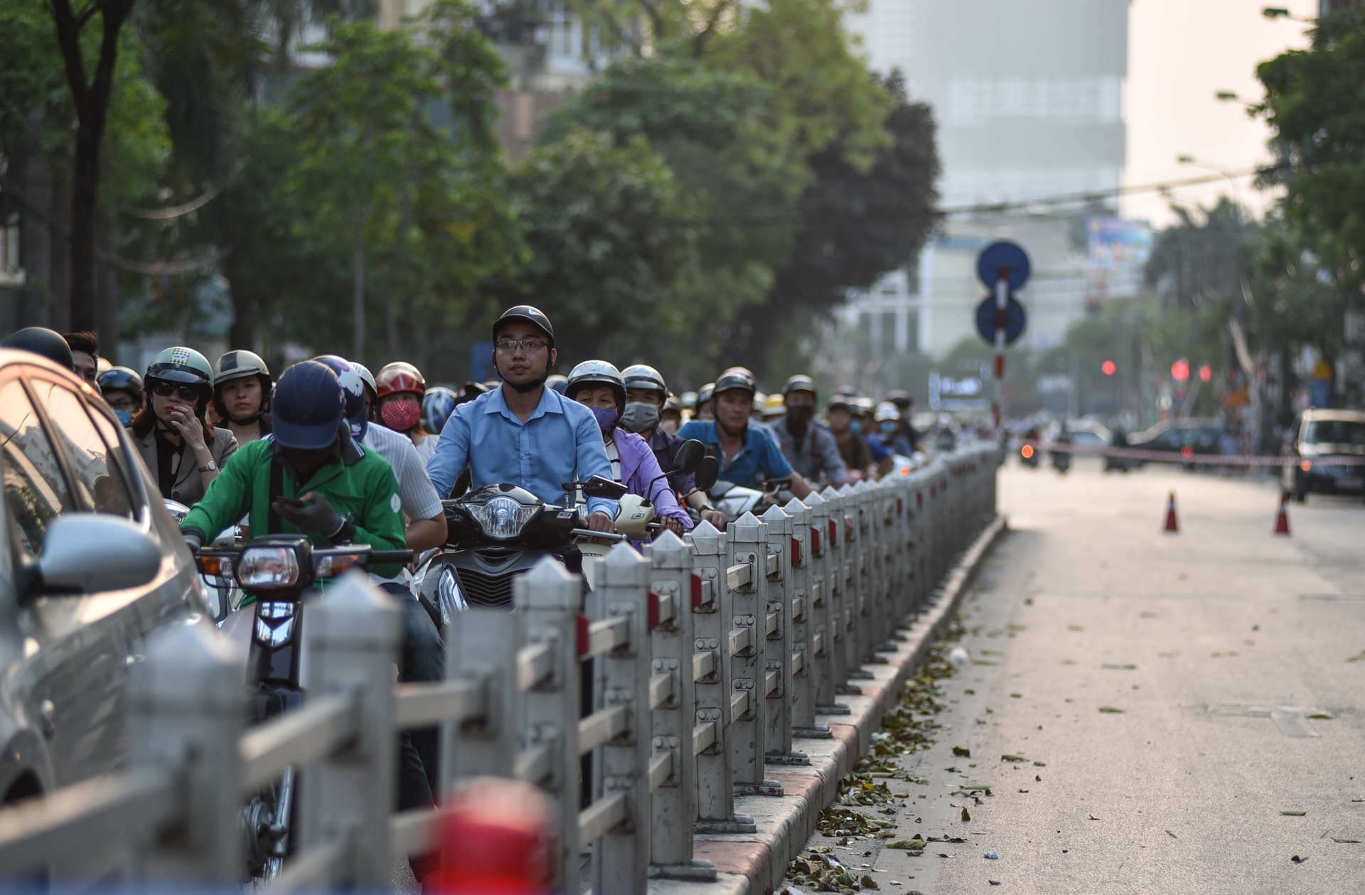 Chan mot chieu duong Cat Linh, xe co un u gio cao diem hinh anh