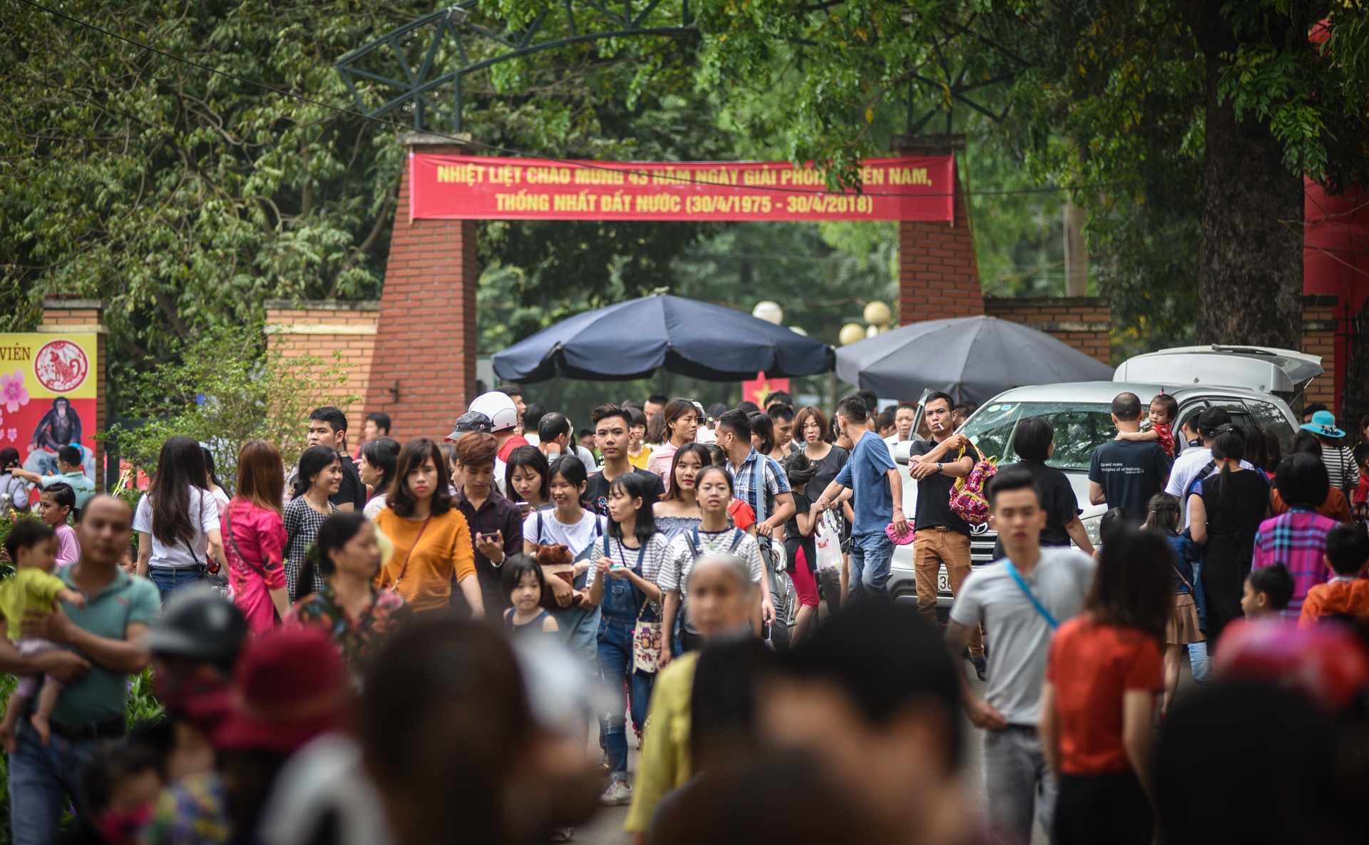 Nguoi di choi le vut rac day cong vien Thu Le anh 12