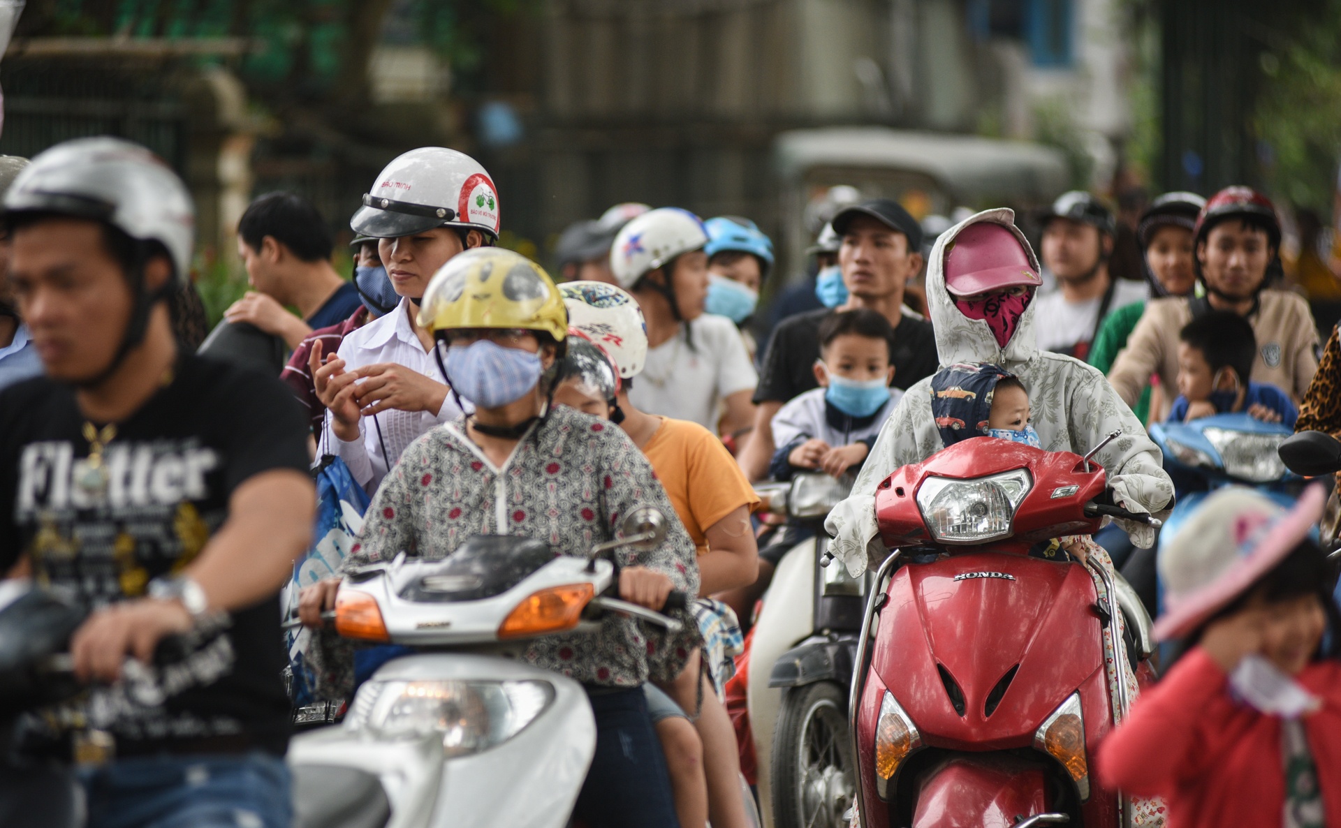 Nguoi di choi le vut rac day cong vien Thu Le anh 13