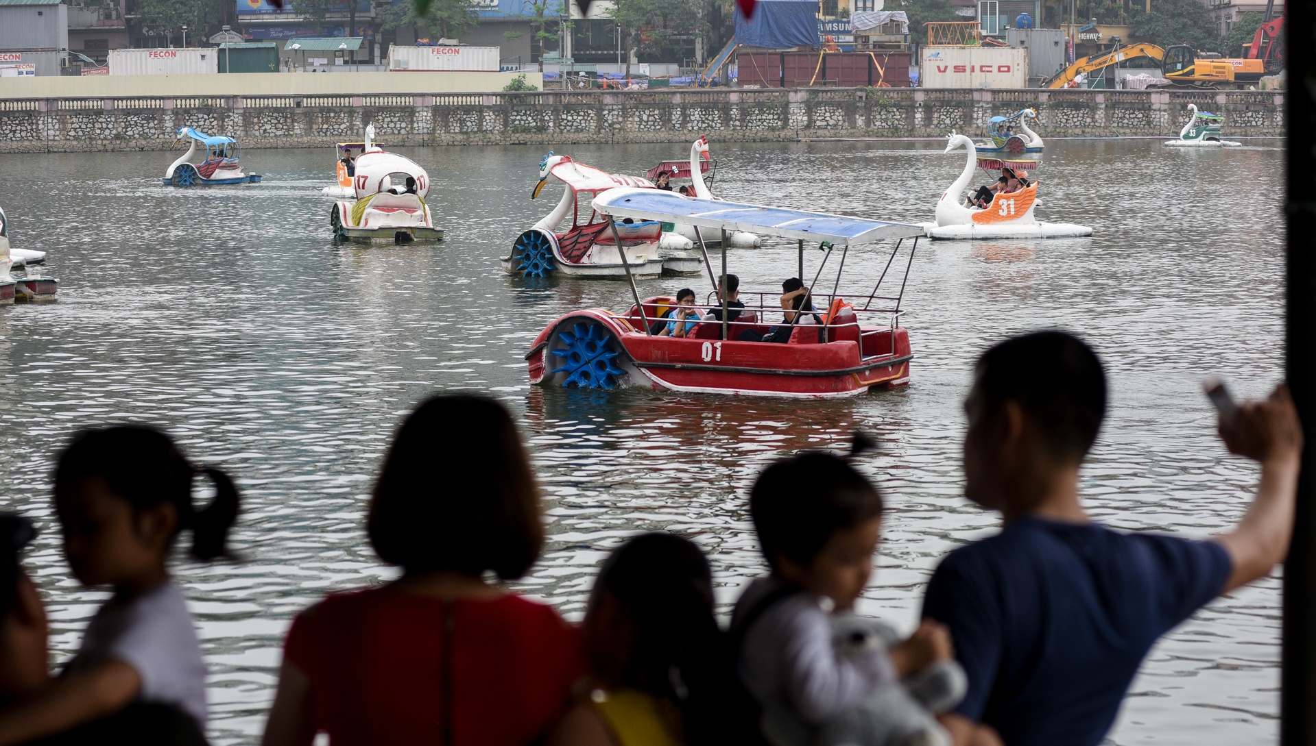 Nguoi di choi le vut rac day cong vien Thu Le anh 14
