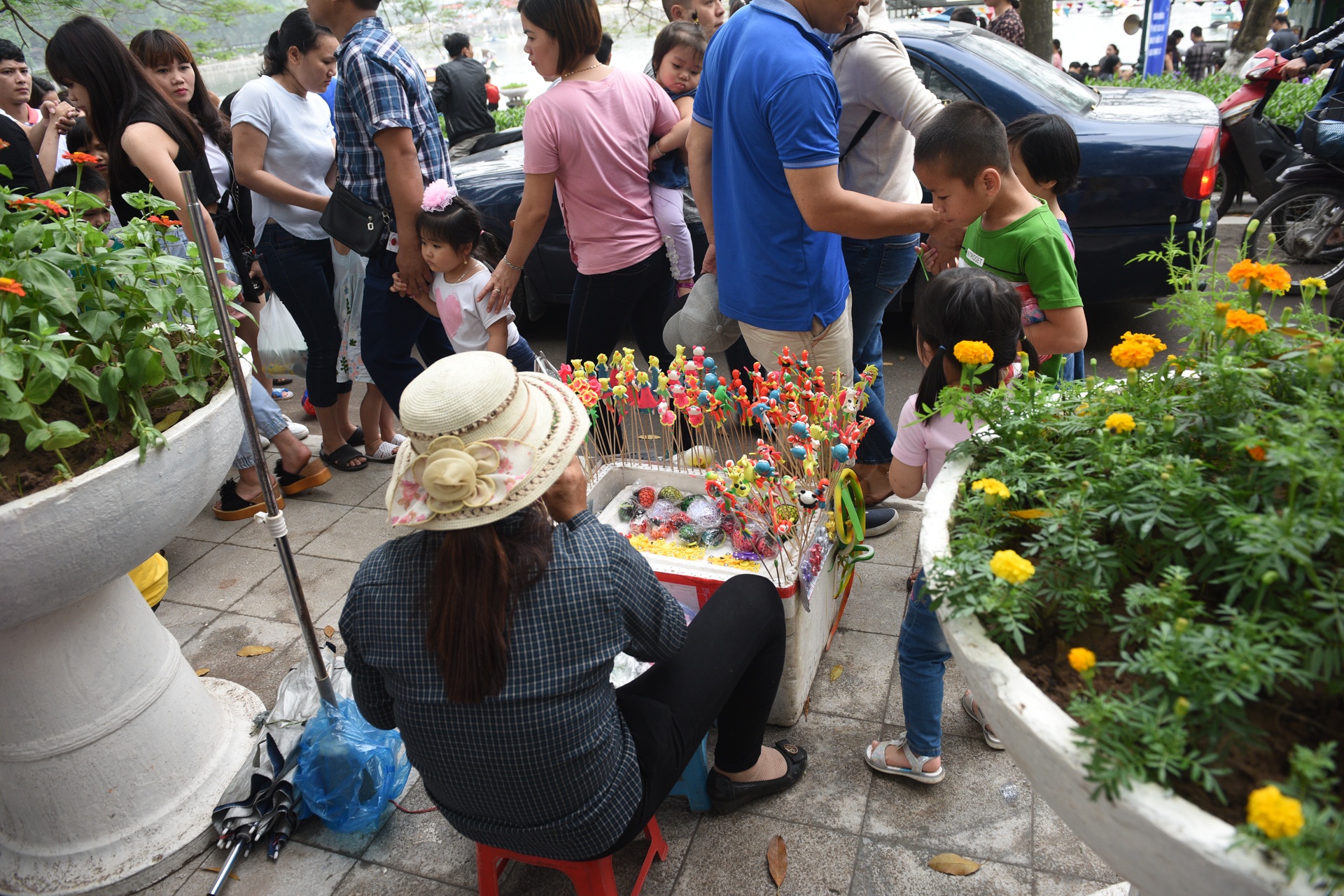 Nguoi di choi le vut rac day cong vien Thu Le anh 15