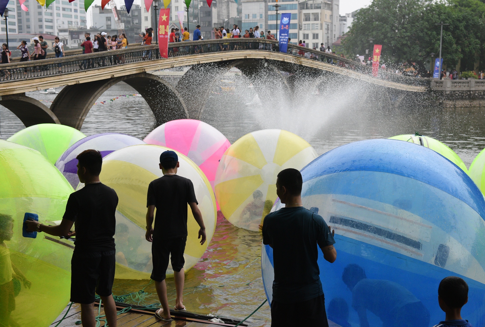 Nguoi di choi le vut rac day cong vien Thu Le anh 16