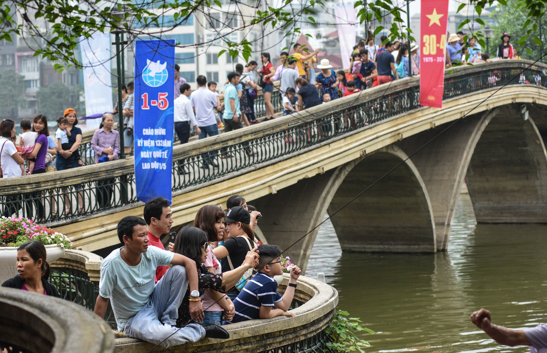 Nguoi di choi le vut rac day cong vien Thu Le anh 17