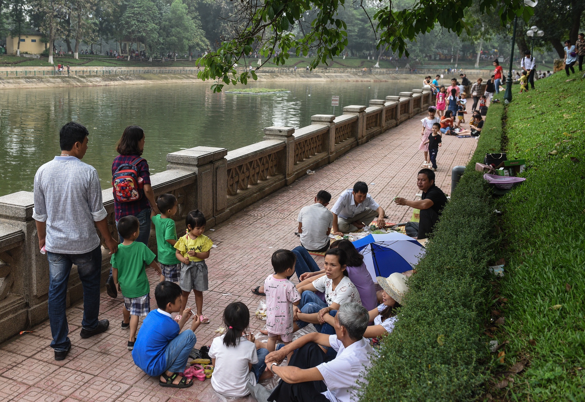 Nguoi di choi le vut rac day cong vien Thu Le anh 18