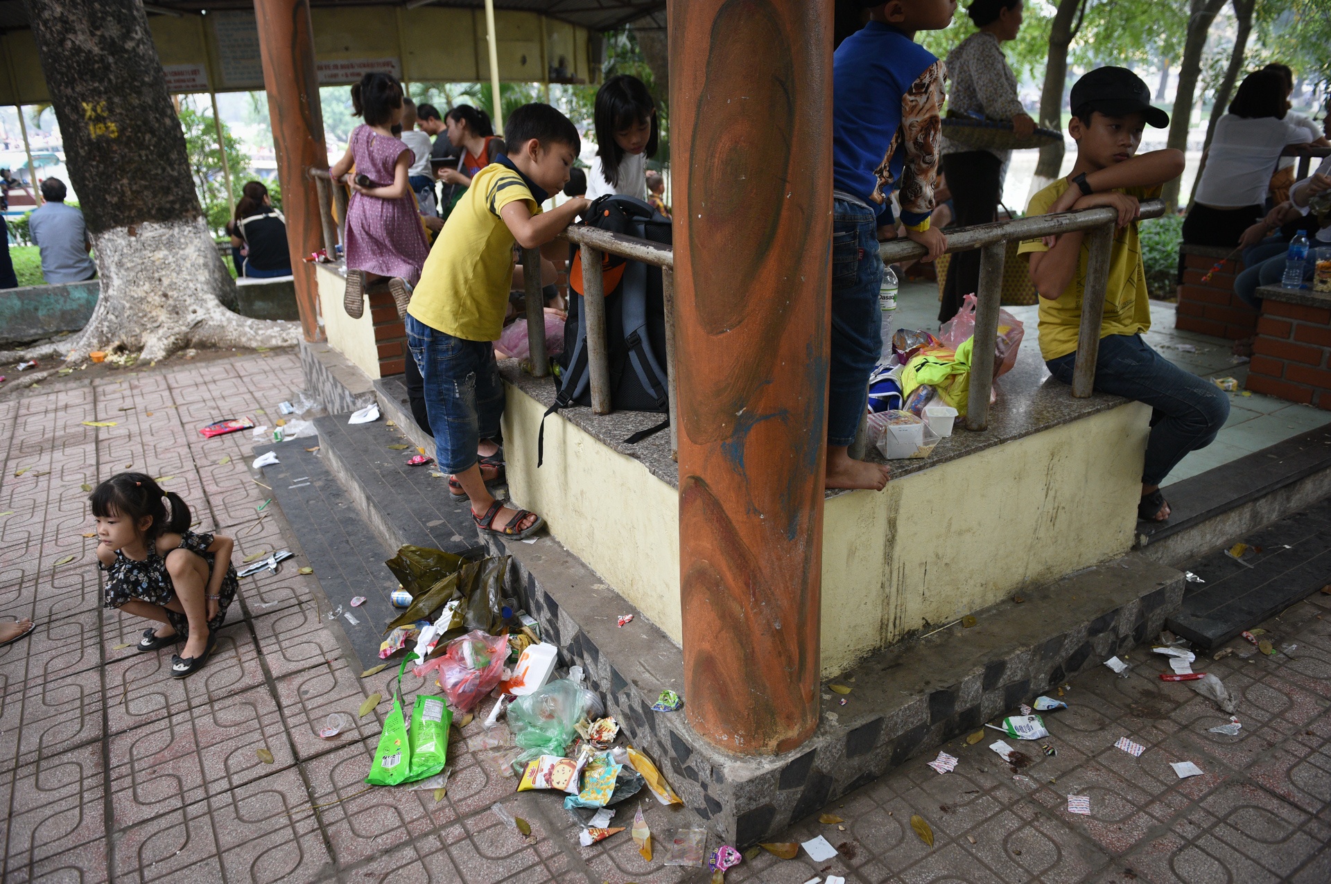 Nguoi di choi le vut rac day cong vien Thu Le anh 19