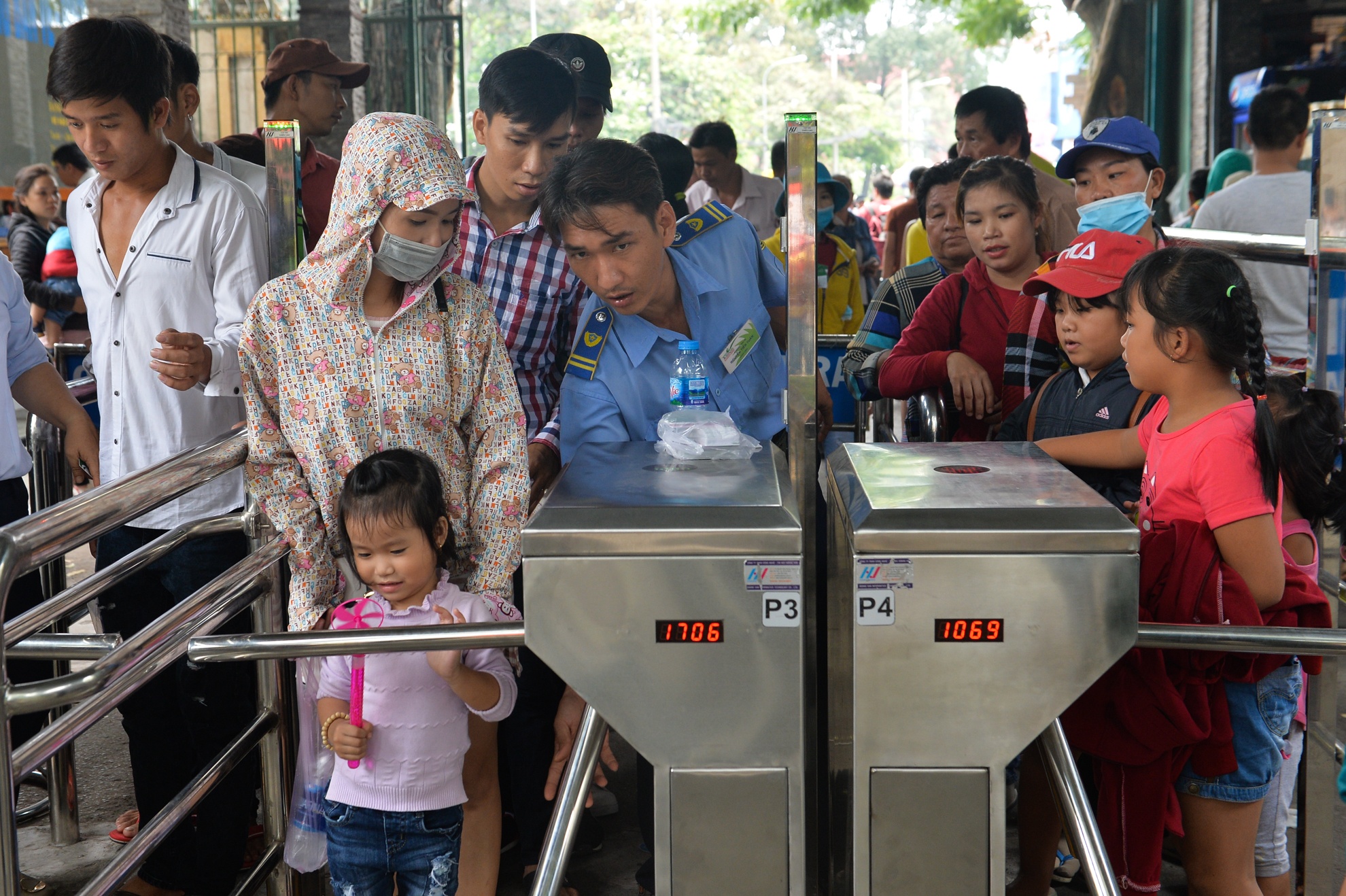 Nguoi di choi le vut rac day cong vien Thu Le anh 1