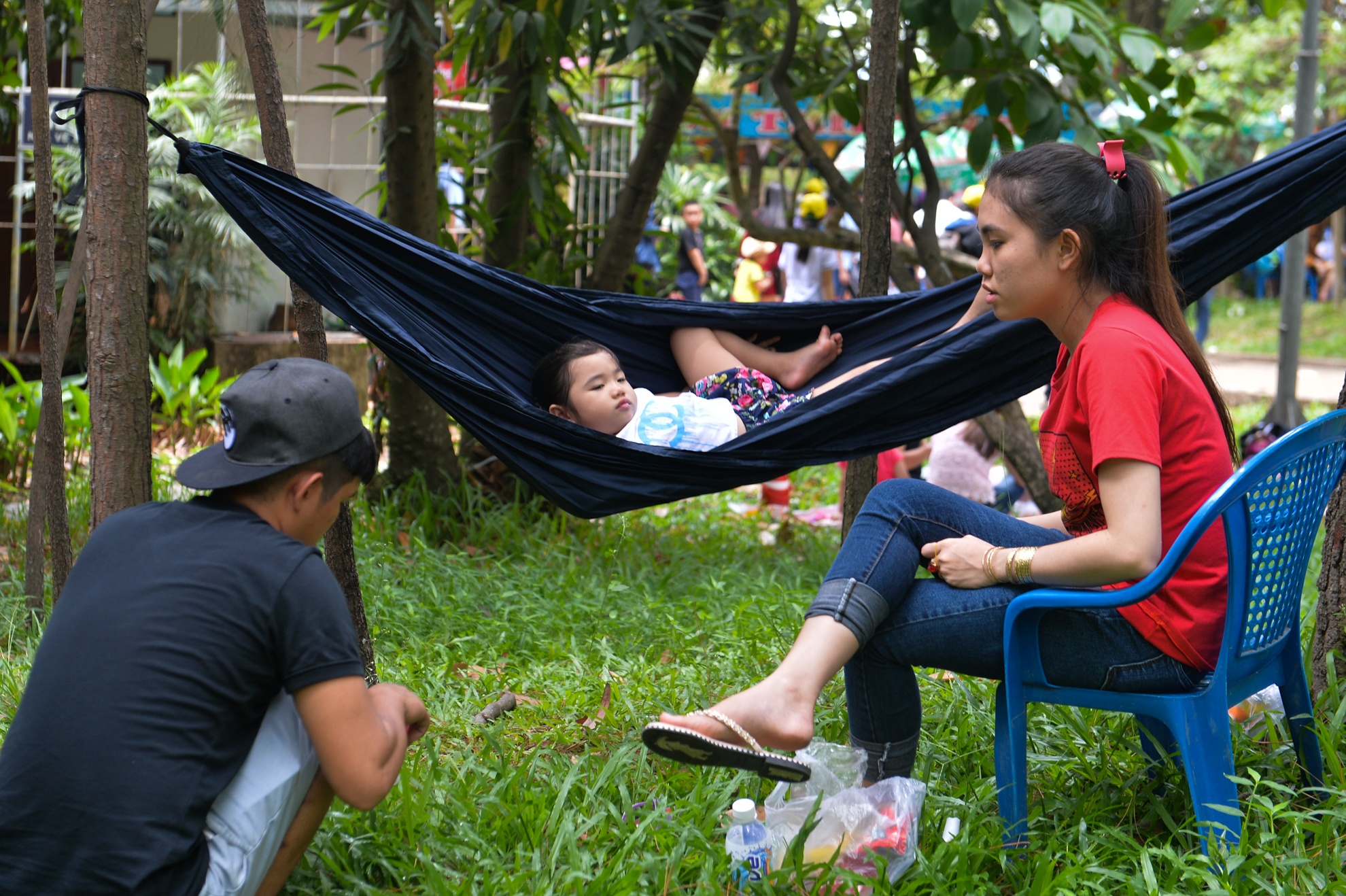 Nguoi dan mang vong vao cong vien nam tron nang ngay le hinh anh