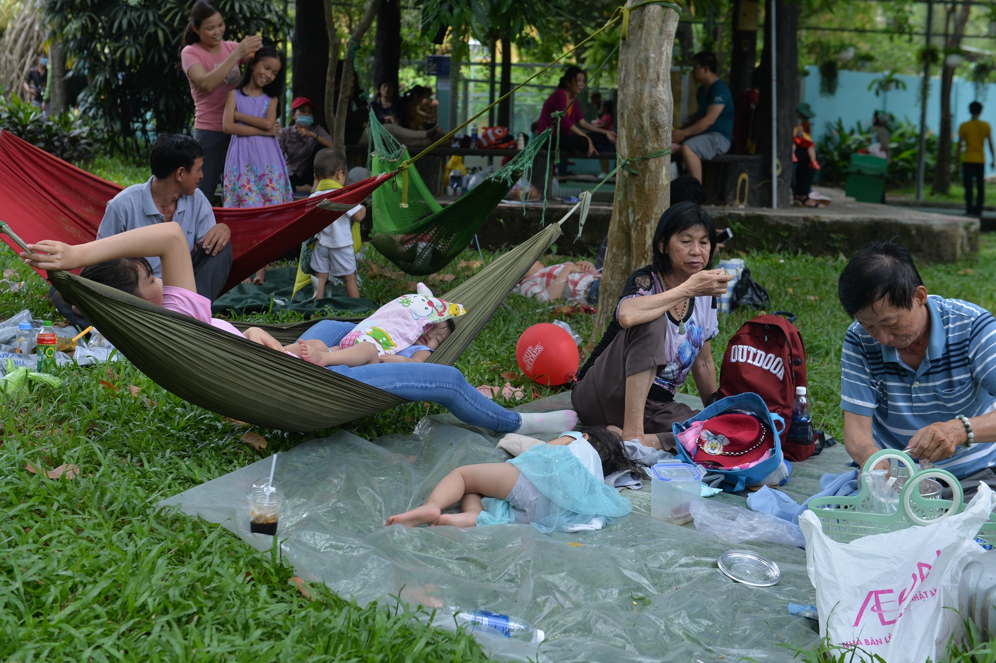 Nguoi di choi le vut rac day cong vien Thu Le anh 9