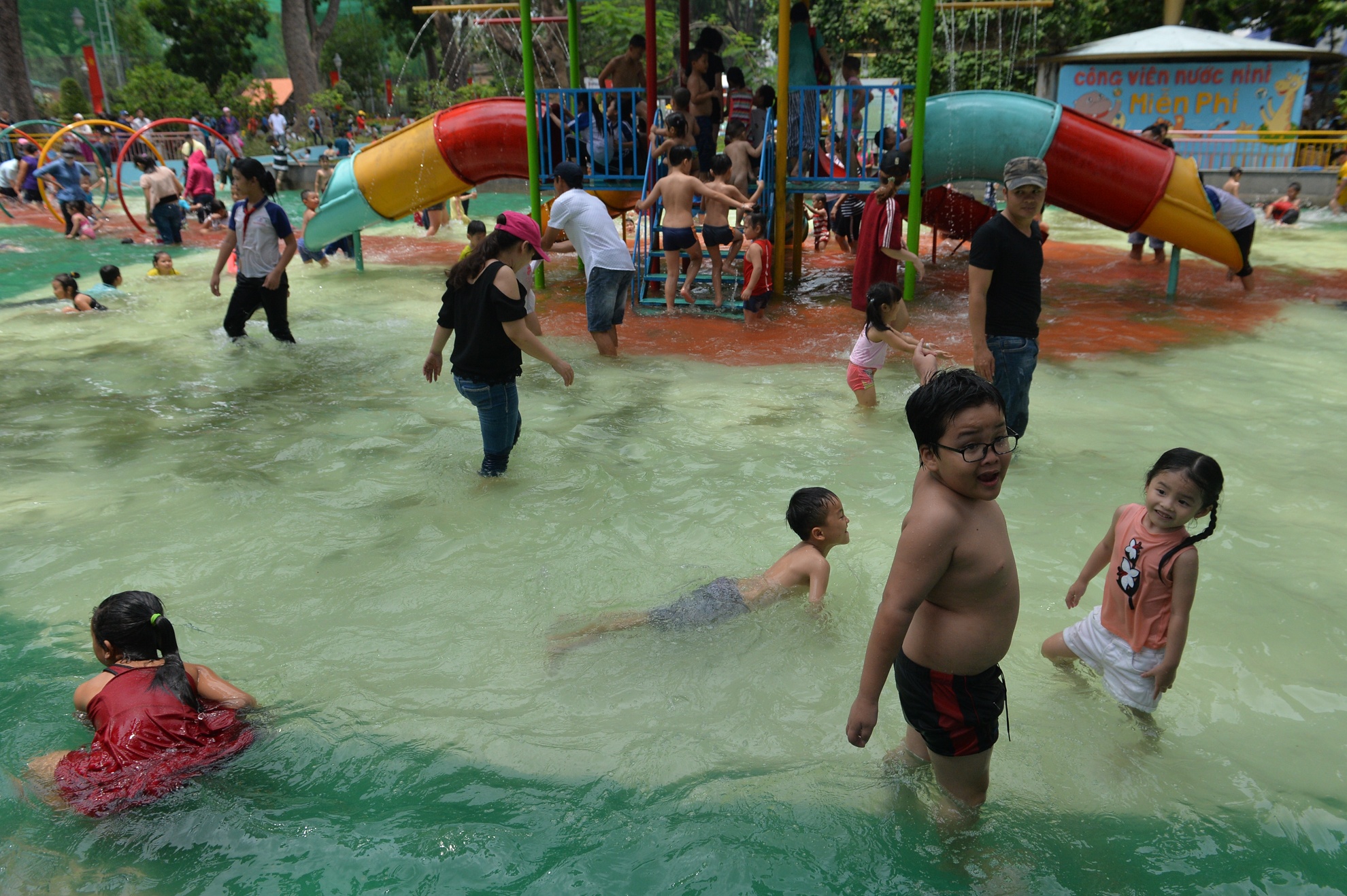 Nguoi di choi le vut rac day cong vien Thu Le anh 2