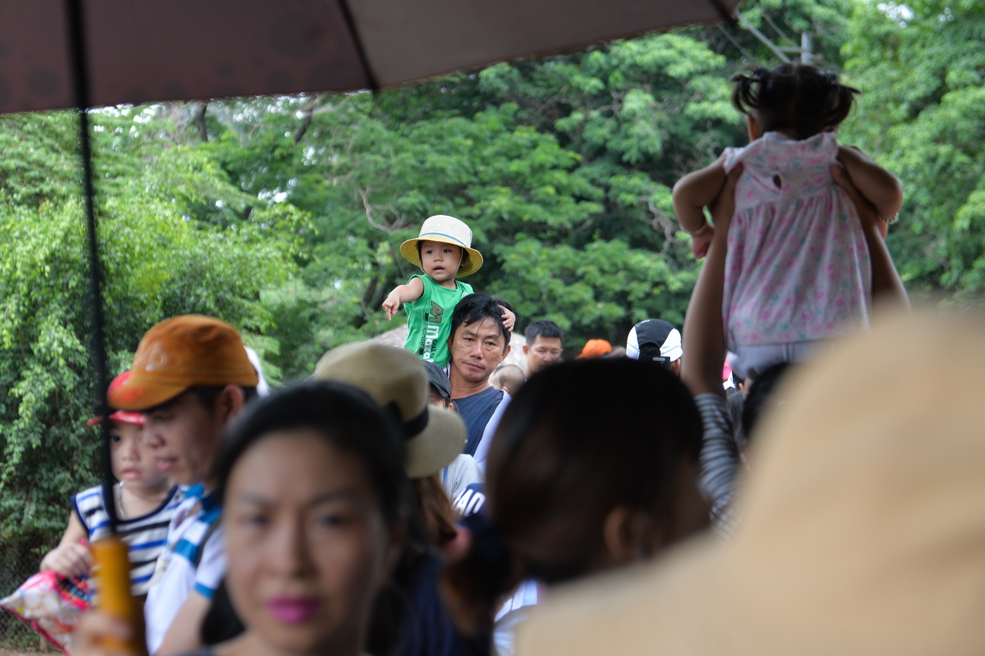 Nguoi di choi le vut rac day cong vien Thu Le anh 4