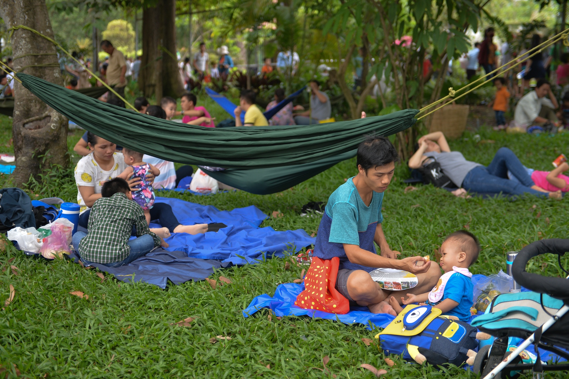 Nguoi di choi le vut rac day cong vien Thu Le anh 5