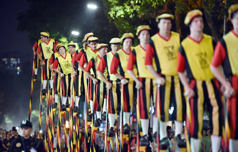 Dan trai Tay di ca kheo khuay dong pho di bo ben ho Guom hinh anh