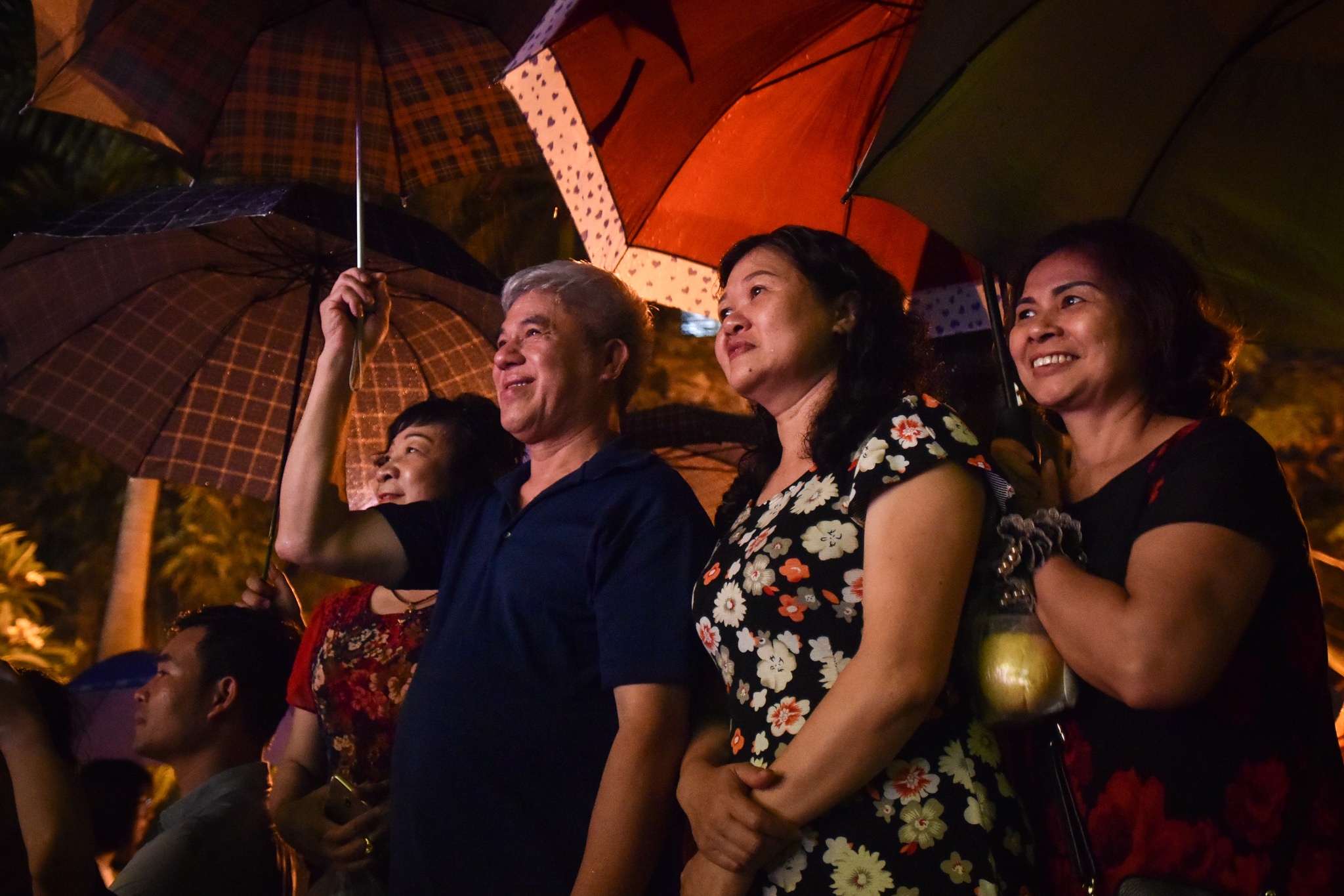 Nguoi dan doi mua du khai truong pho di bo Trinh Cong Son hinh anh