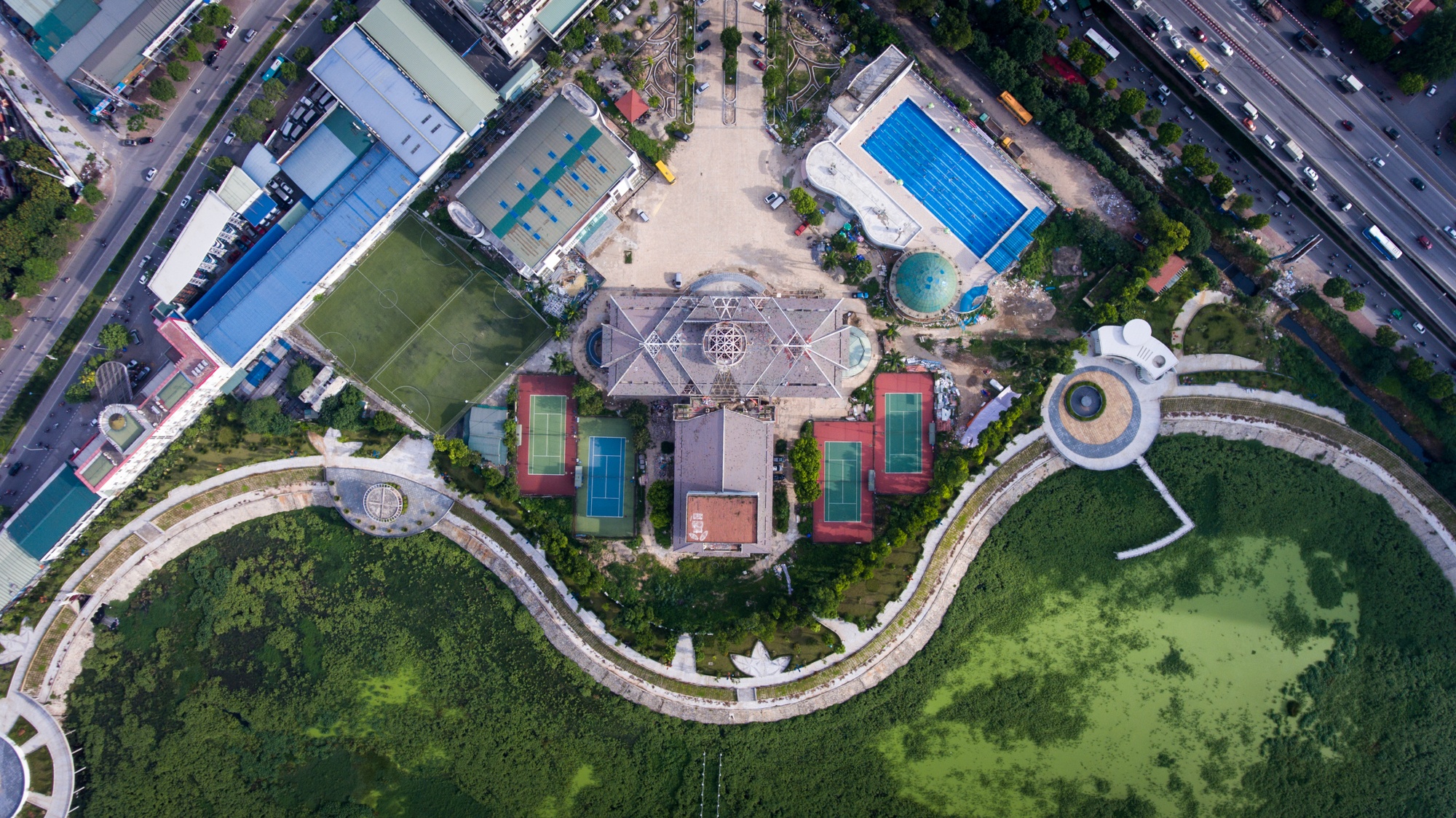 Cong vien Nhan Chinh,  ho dieu hoa,  dat vang anh 12