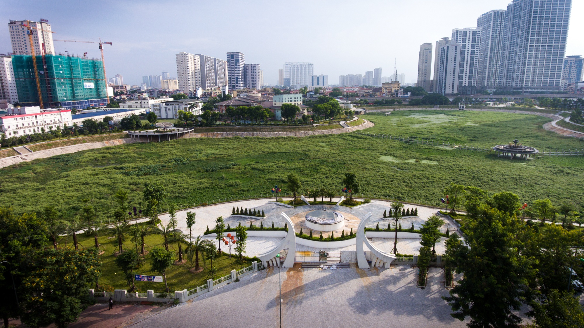 Cong vien Nhan Chinh,  ho dieu hoa,  dat vang anh 1