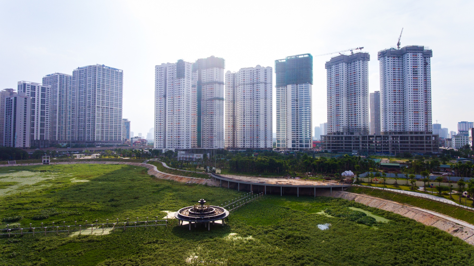 Cong vien Nhan Chinh,  ho dieu hoa,  dat vang anh 2