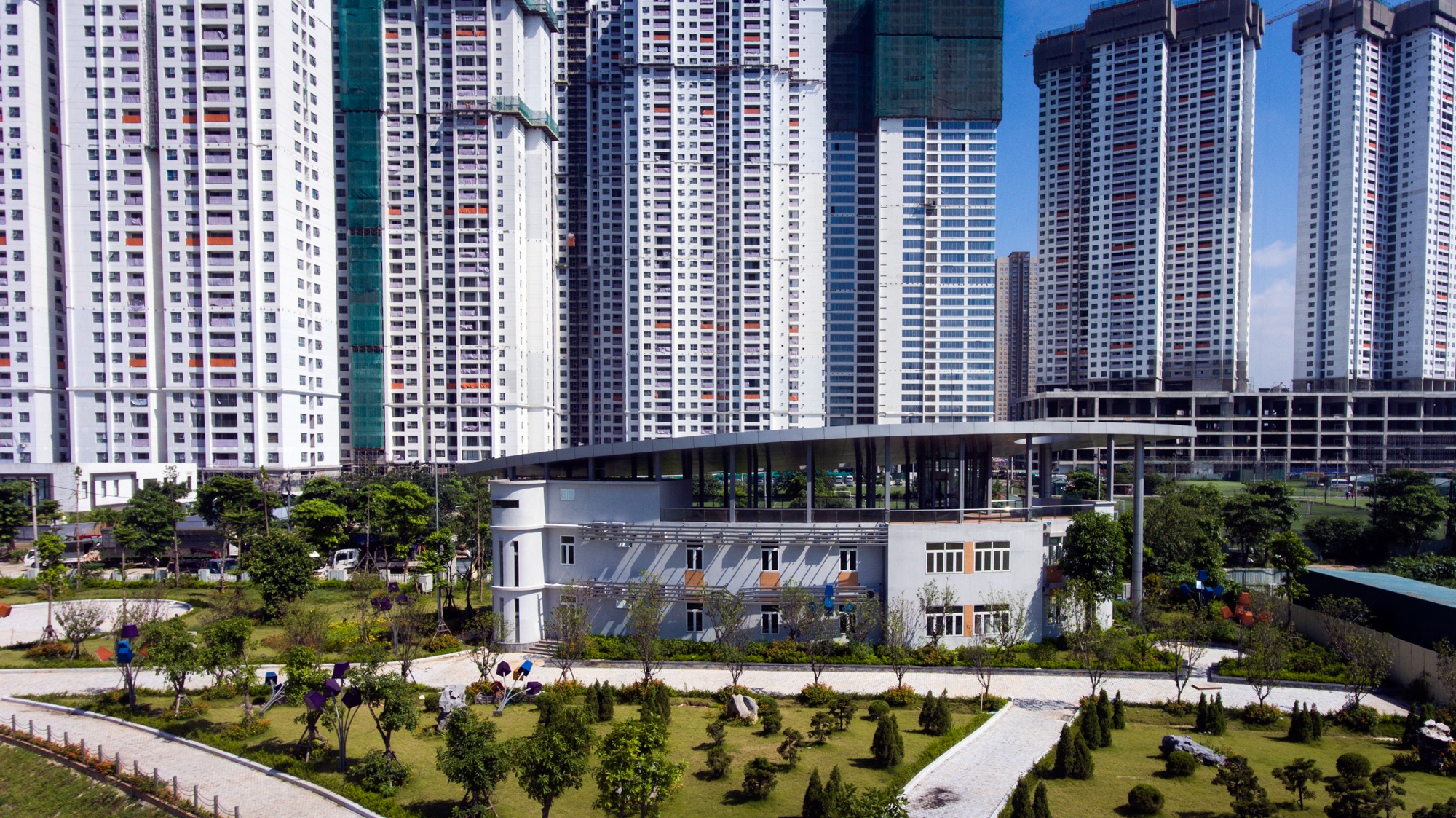 Cong vien Nhan Chinh,  ho dieu hoa,  dat vang anh 3