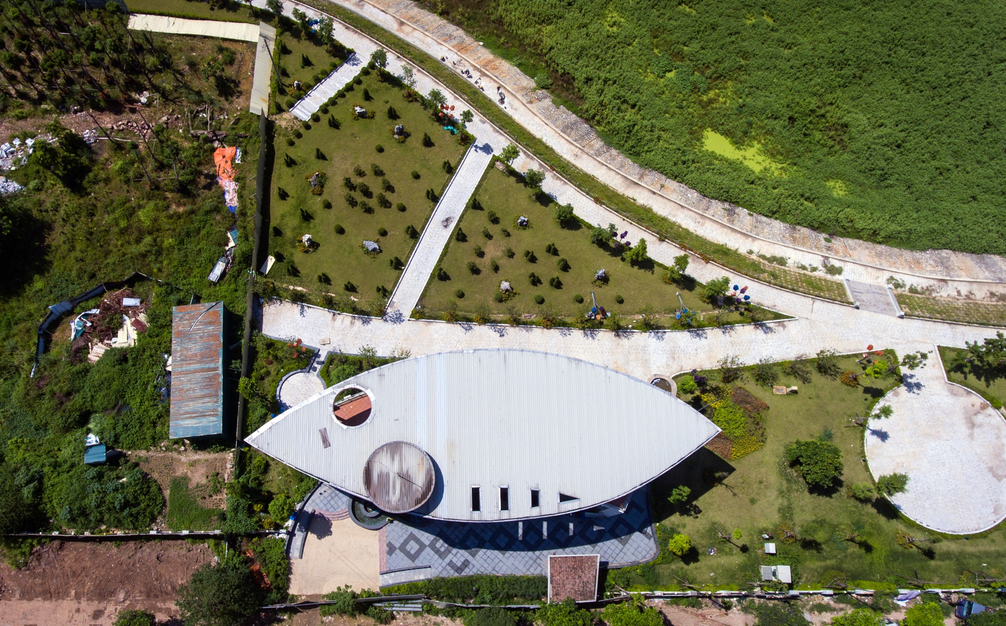 Cong vien Nhan Chinh,  ho dieu hoa,  dat vang anh 4