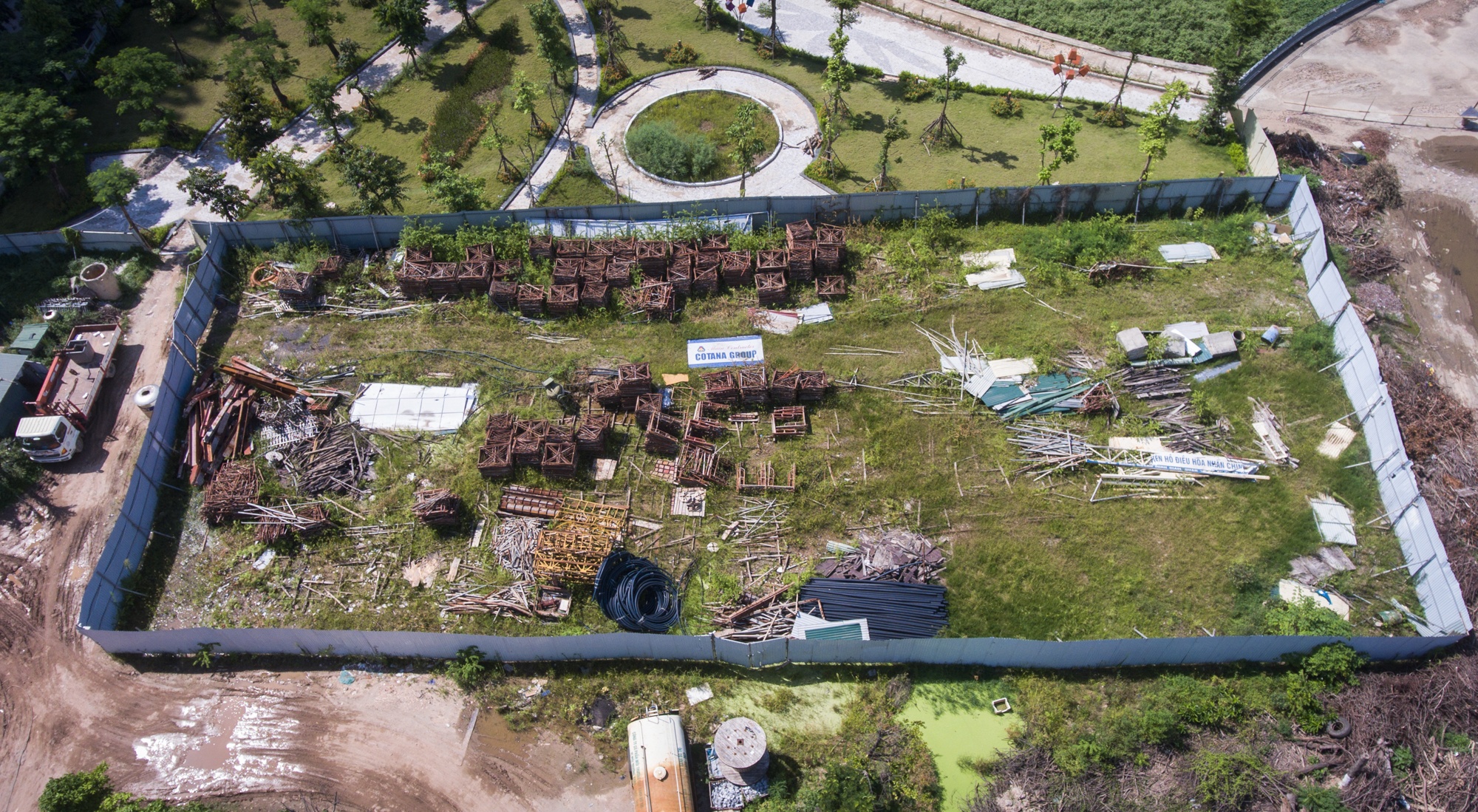 Cong vien Nhan Chinh,  ho dieu hoa,  dat vang anh 5