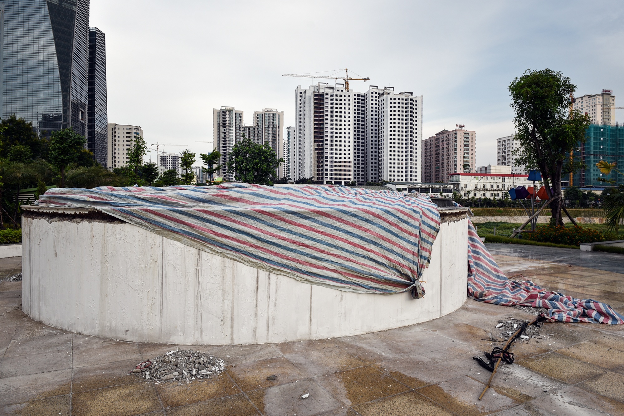 Cong vien Nhan Chinh,  ho dieu hoa,  dat vang anh 6