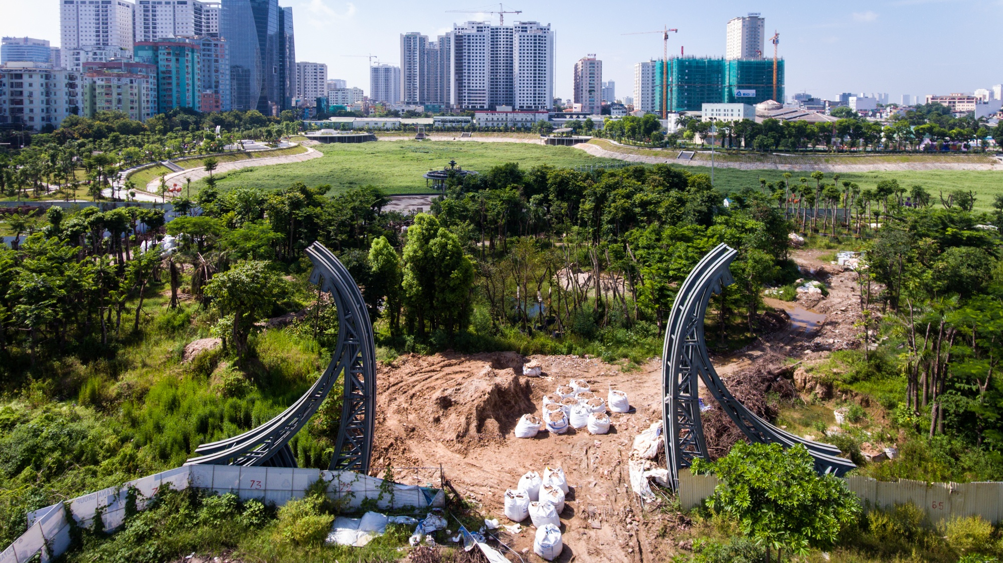 Cong vien Nhan Chinh,  ho dieu hoa,  dat vang anh 7