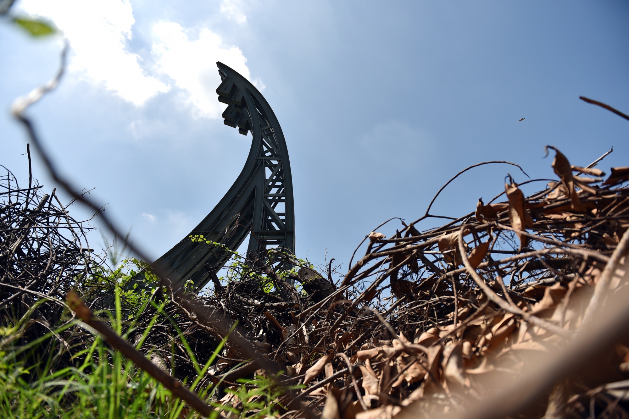 Cong vien Nhan Chinh,  ho dieu hoa,  dat vang anh 8